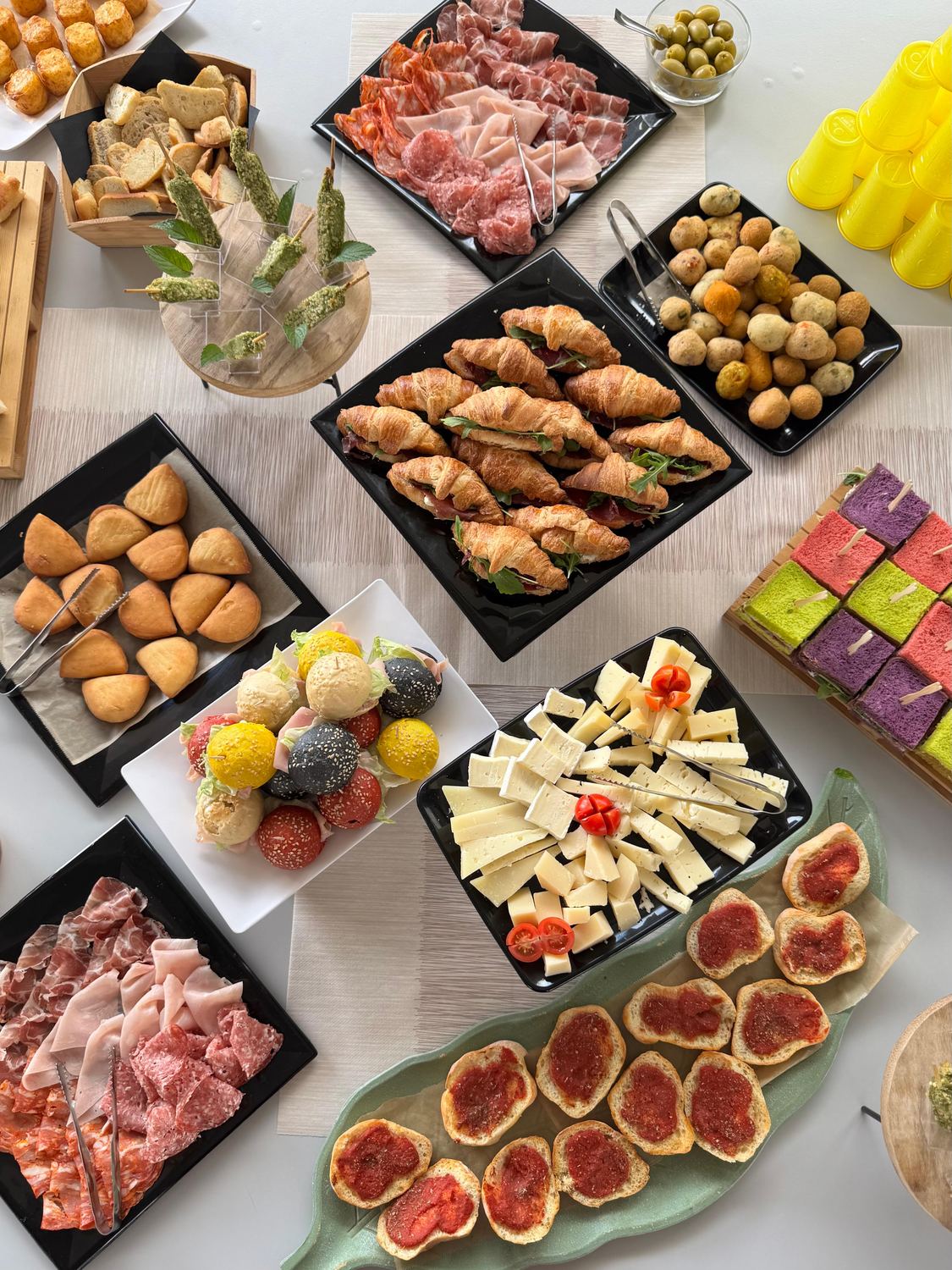 Buffet aesthetic per una cerimonia visto dall'alto, allestito da Pito Pitù a Cabiate