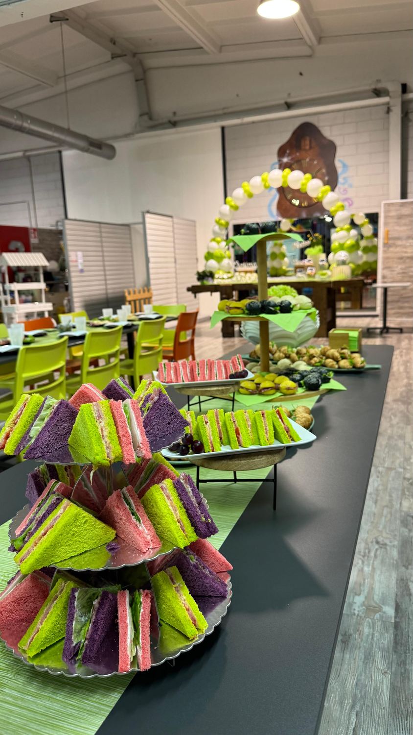 Buffet colorato per una cresima, con la sala eventi di Pito Pitù apparecchiata sullo sfondo