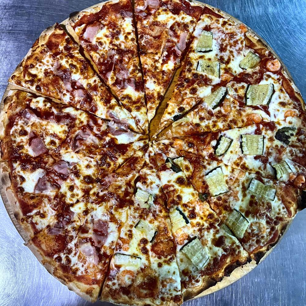 Pizza del giropizza di Pito Pitù a Cabiate, tagliata a spicchi con condimenti diversi